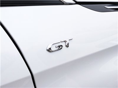 Štítek "GT" levý nebo pravý bok vozu ŠEDÝ Peugeot 3008 SUV (P84), 5008 SUV (P87) 2020